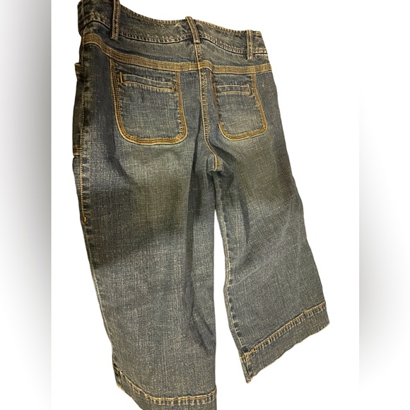 Ann Taylor Loft size 4 wide leg Jean capri’s. Great pre-owned condition. - Picture 3 of 3